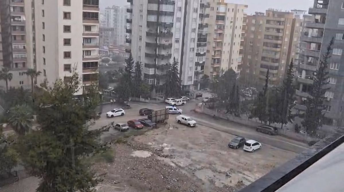 Adana'da sağanak; yollar göle döndü