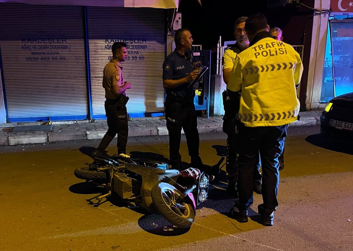 Adana Kozan'da elektrikli motosikletli 2 kişi yaralandı, çarpan aracın sürücüsü kaçtı