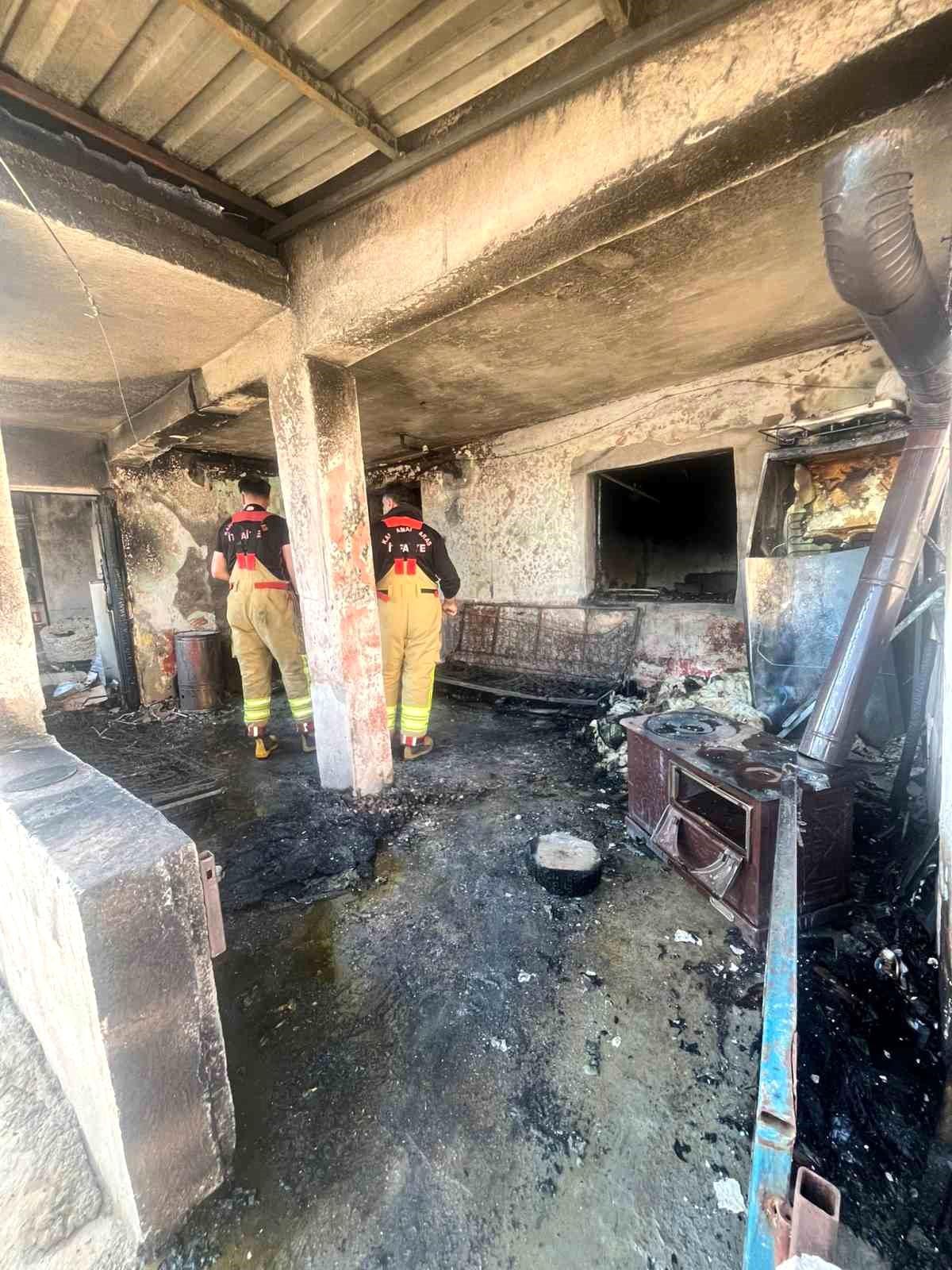 Afşin'de ev yangını: 4 kişi dumandan etkilendi