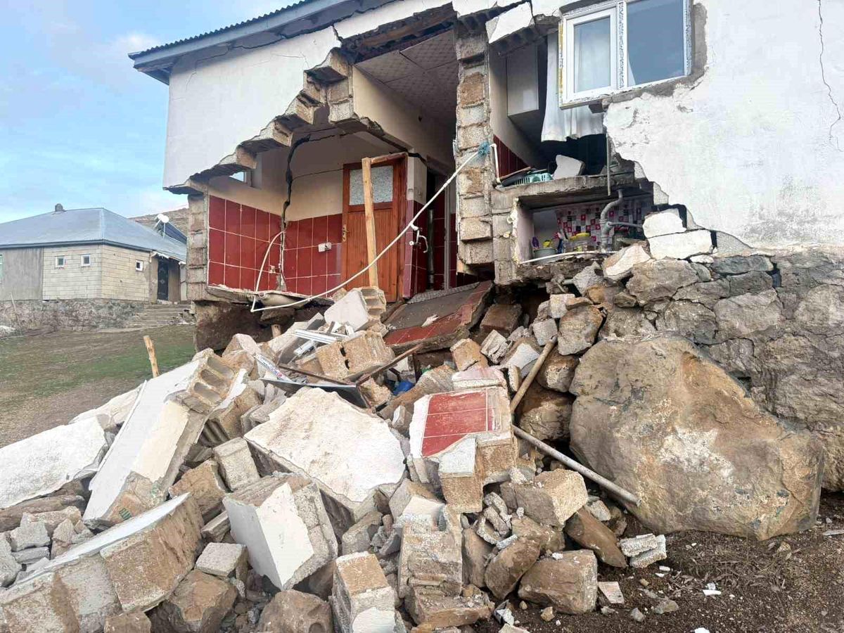 Ağrı'daki depremde köylerde bazı yapılarda hasar meydana geldi