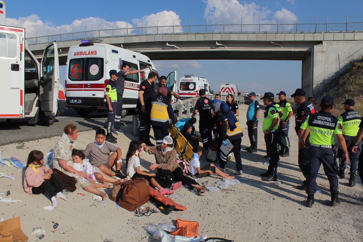 Aksaray'da otobüs yoldan çıktı; 40 yaralı-