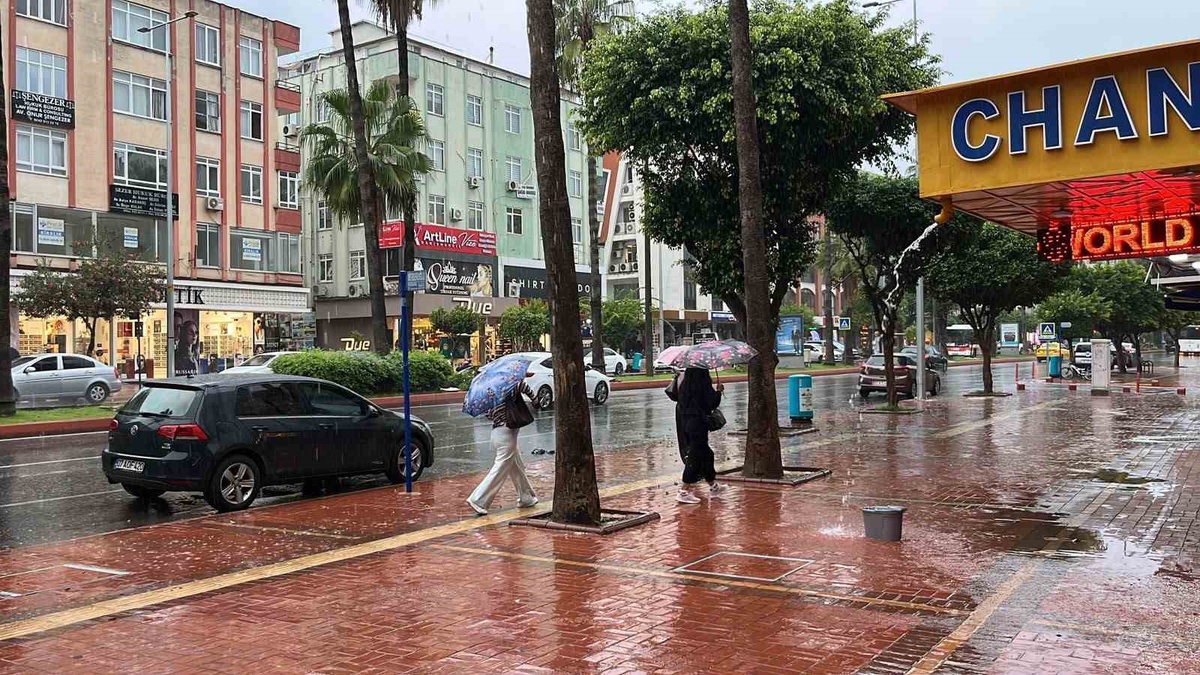 Alanya'da sabah sağanağı hazırlıksız vatandaşlara zor anlar yaşattı