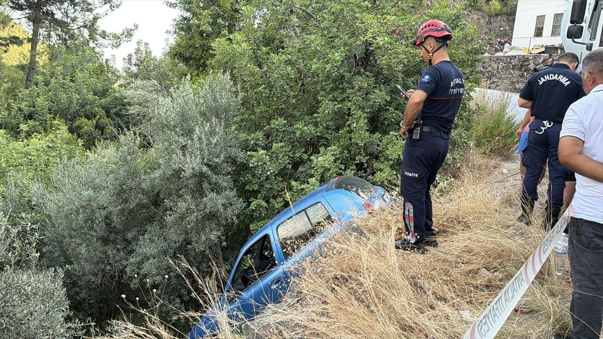 Alanya'da şarampole düşen otomobilin sürücüsü yaralandı