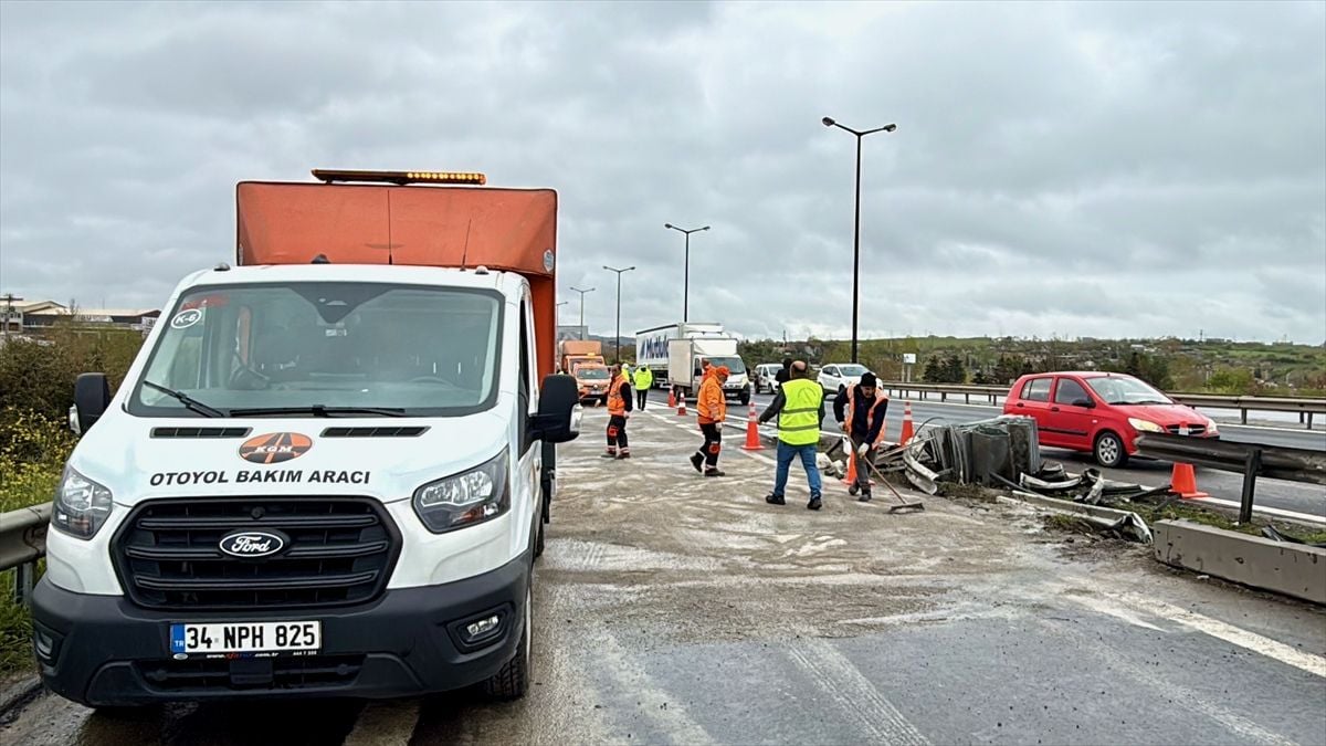 Anadolu Otoyolu Kocaeli kesiminde bariyere çarpan tır ulaşımı aksattı