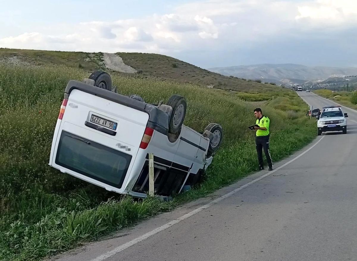 Ankara'da kontrolden çıkan minibüs devrildi: 1 ölü