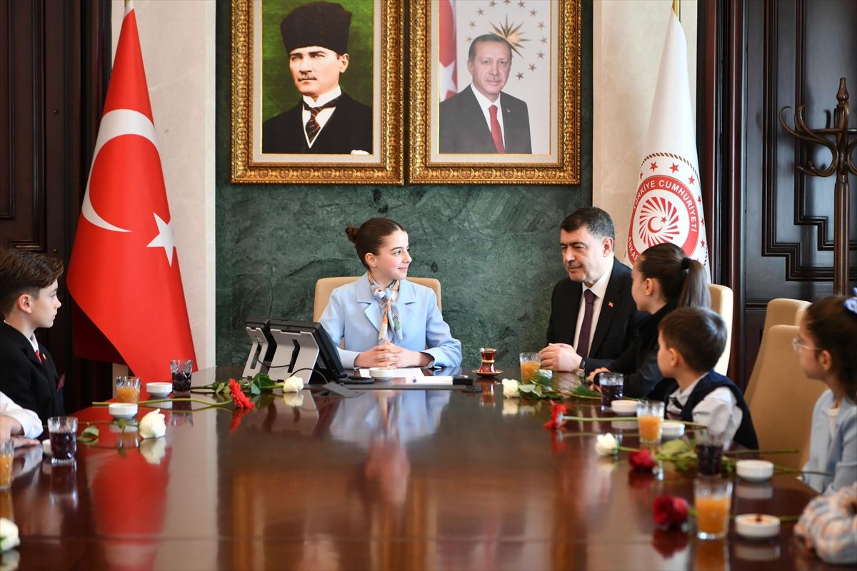Ankara Valisi Şahin koltuğunu 5. sınıf öğrencisi Serra'ya devretti