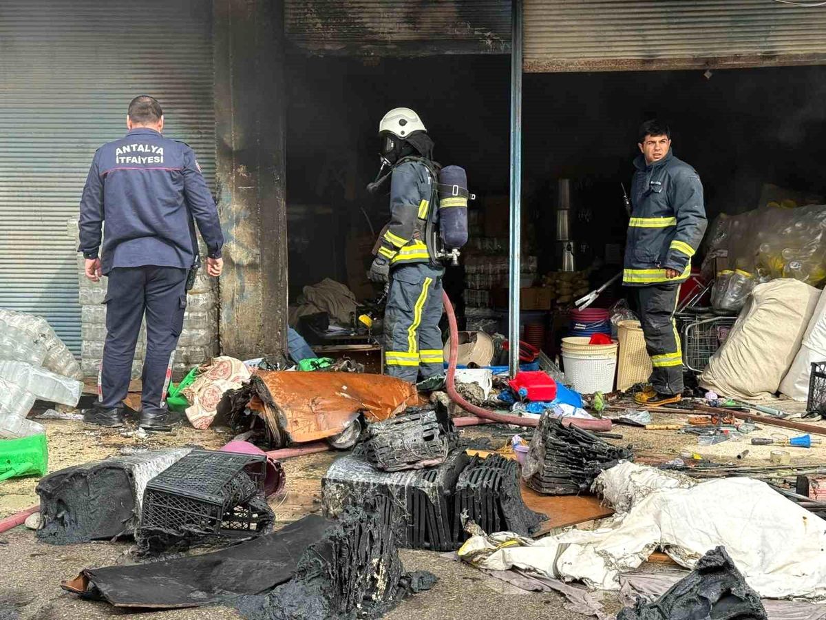 Antalya'da depo yangını kısa sürede söndürüldü