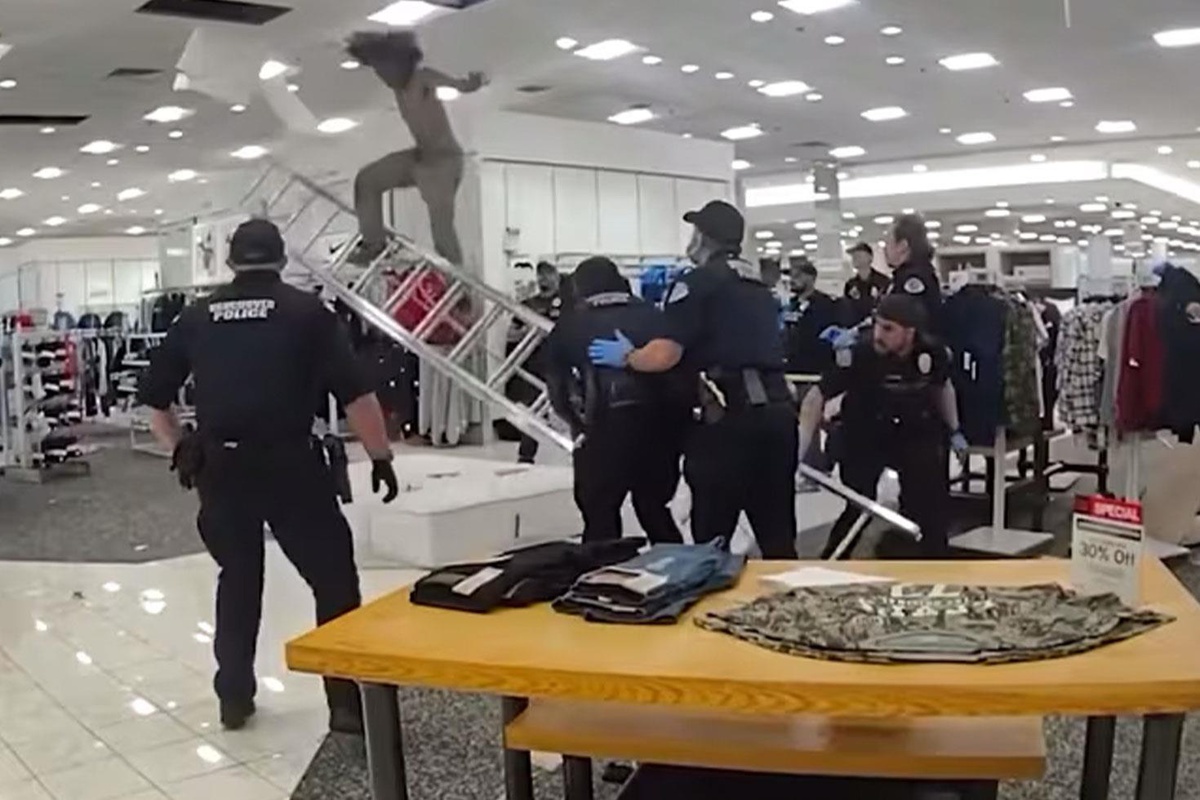 AVM'de tavandan gelen sesler çalışanları da polisi de alarma geçirdi