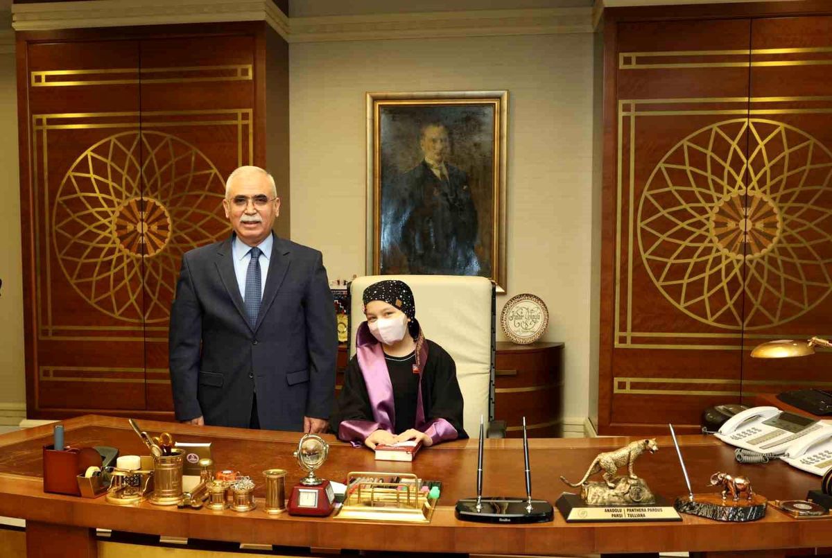 AYM Başkanı Özkaya, lösemi tedavisi gören çocukları misafir etti