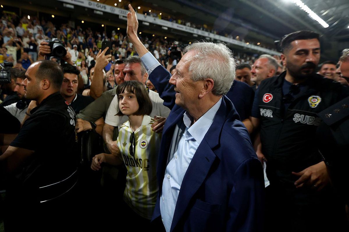 Aziz Yıldırım'ın duygusal anları! O tezahüratı duyunca anında eşlik etti