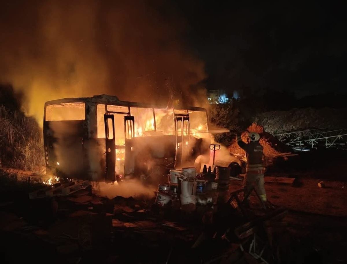 Belen’de korkutan yangın: Otobüs ve konteyner alevlere teslim oldu