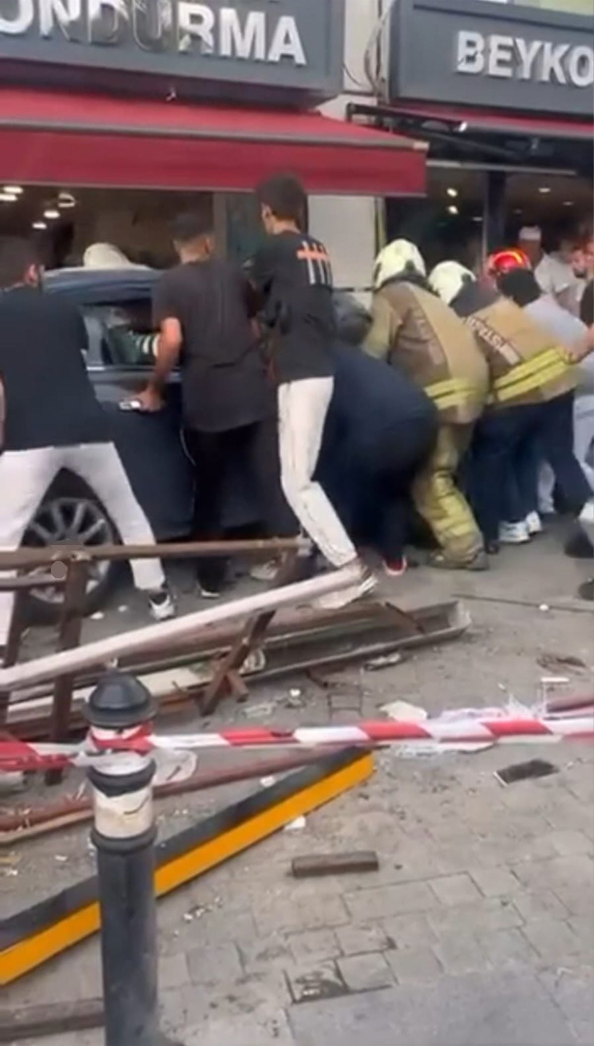 Beykoz'da Kontrolden Çıkan Otomobil Yayalara Çarptı: 6 Yaralı