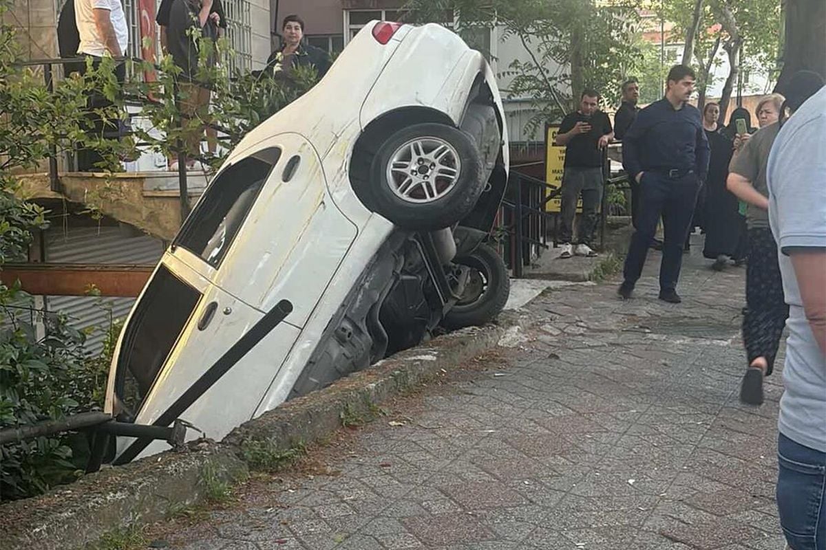 Beyoğlu'nda alkollü sürücü önce taksiye çarptı, ardından binanın merdiven boşluğuna düştü