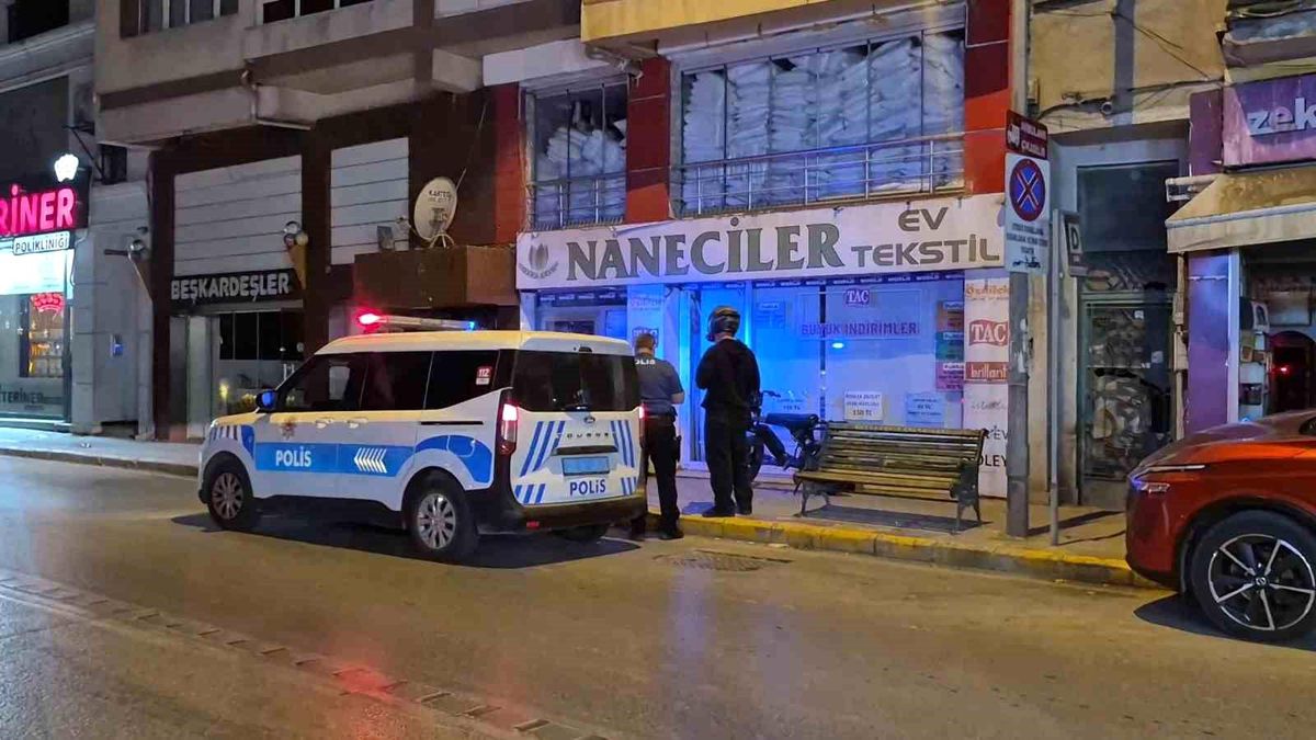 Binanın camını kıran şüpheliyi çevre esnafı yakaladı