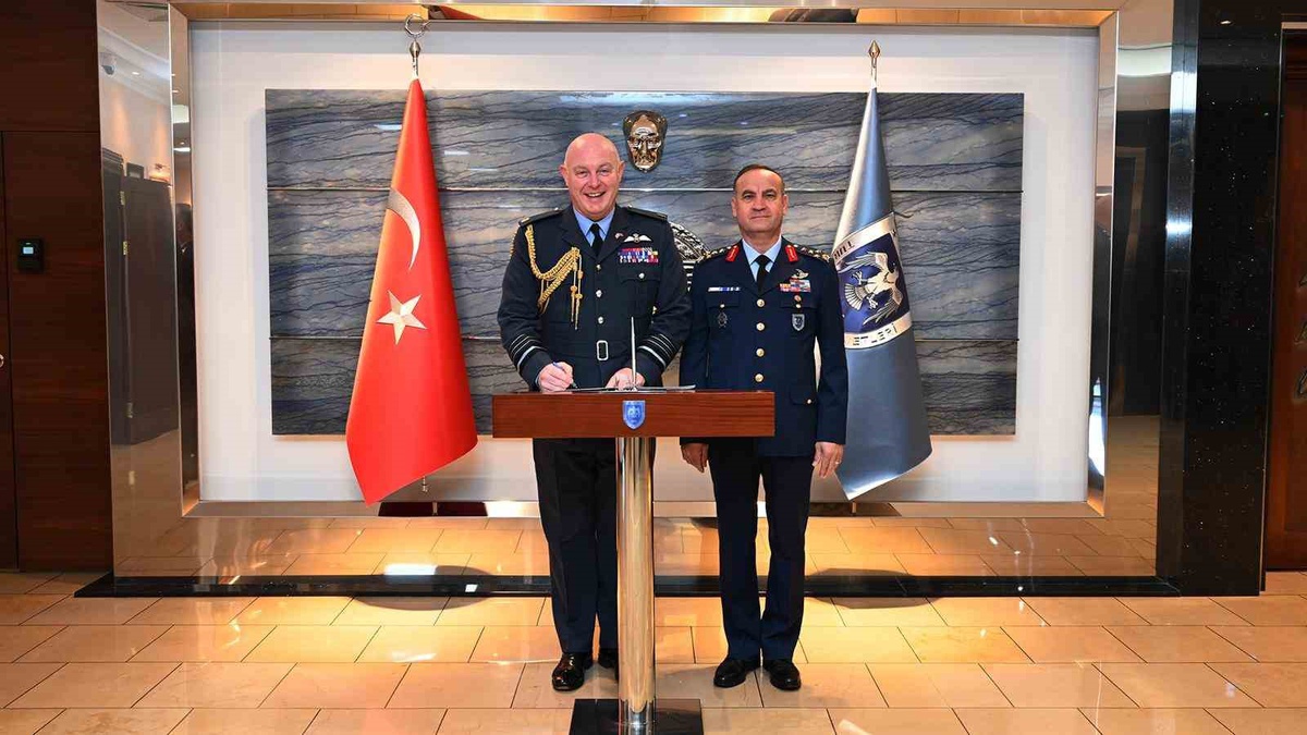 Birleşik Krallık Hava Kuvvetleri Komutanı Smyth, Orgeneral Dalkıran ile görüştü