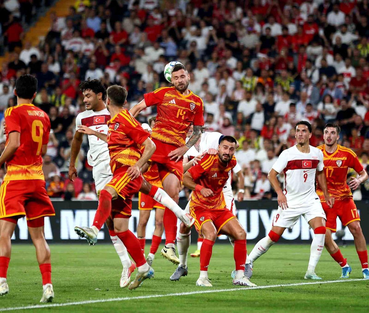 BİZİM ÇOCUKLAR DÜNYA KUPASI ÖNCESİ ŞOV YAPTI