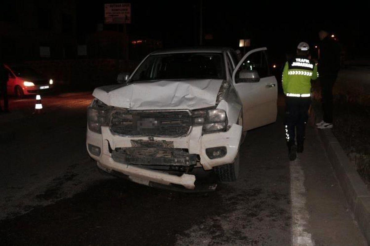 Cizre'de kamyonet otomobile arkadan çarptı: 2 yaralı