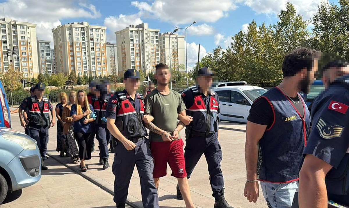 Çorlu'da JASAT'ın yakaladığı 3'ü kadın 5 şüpheli tutuklandı, 813 hap ele geçirildi