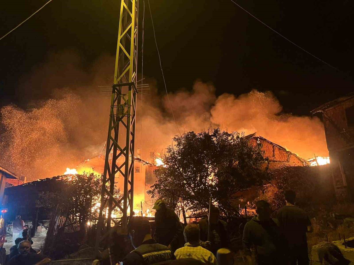 Çorum’da 2 ev ve 1 ahır alevlere teslim oldu: Ekiplerin müdahalesi sürüyor