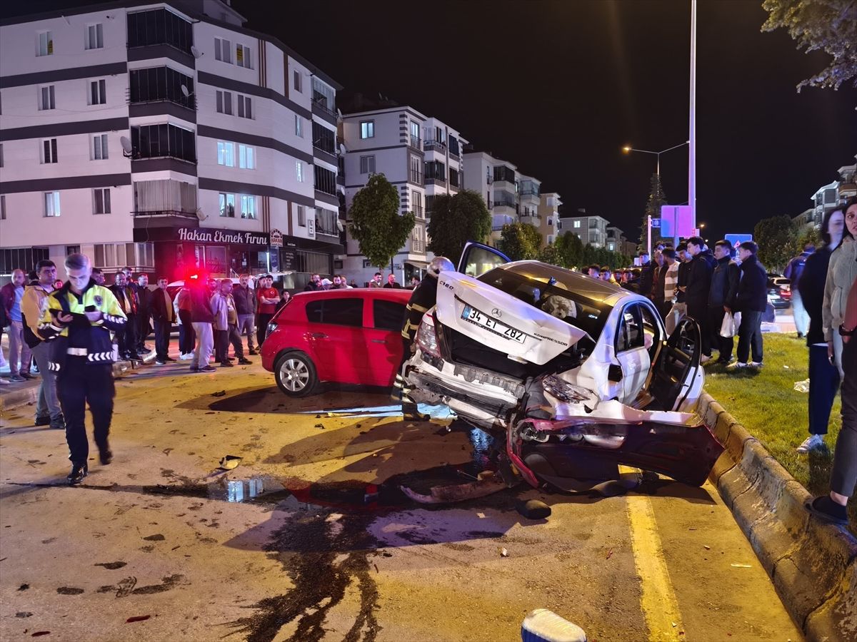 Çorum'da iki otomobilin çarpışması sonucu 3 kişi yaralandı
