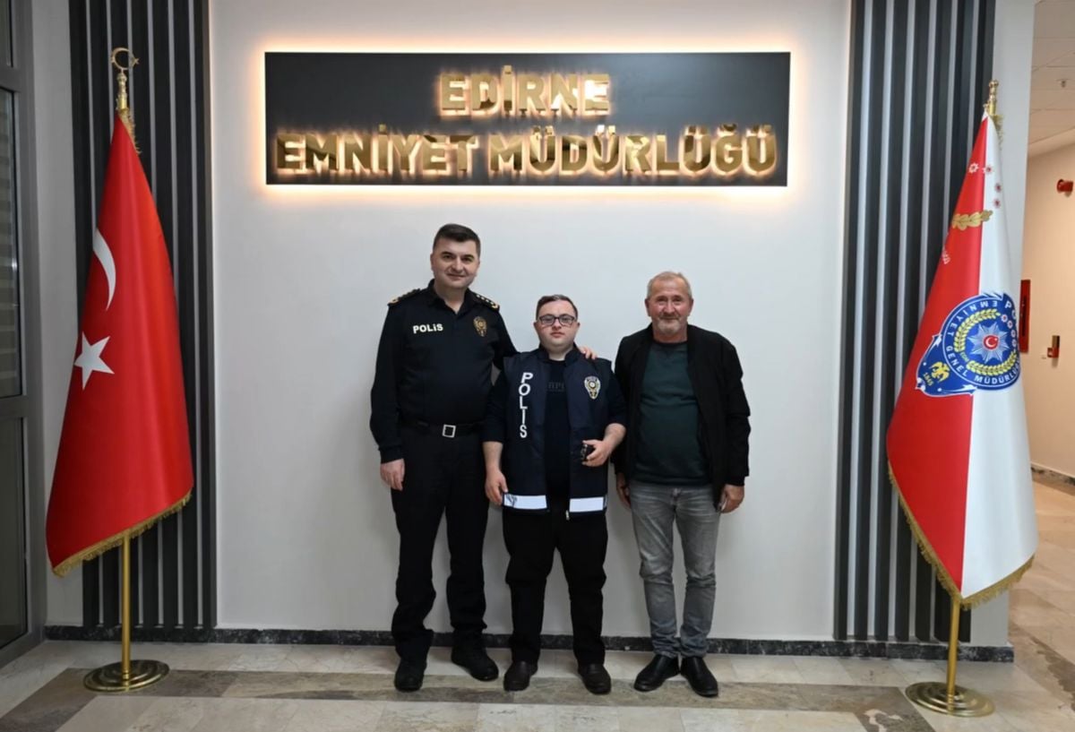 Down sendromlu Uğur'a polis yeleği giydirilip pastalı doğum günü sürprizi yapıldı