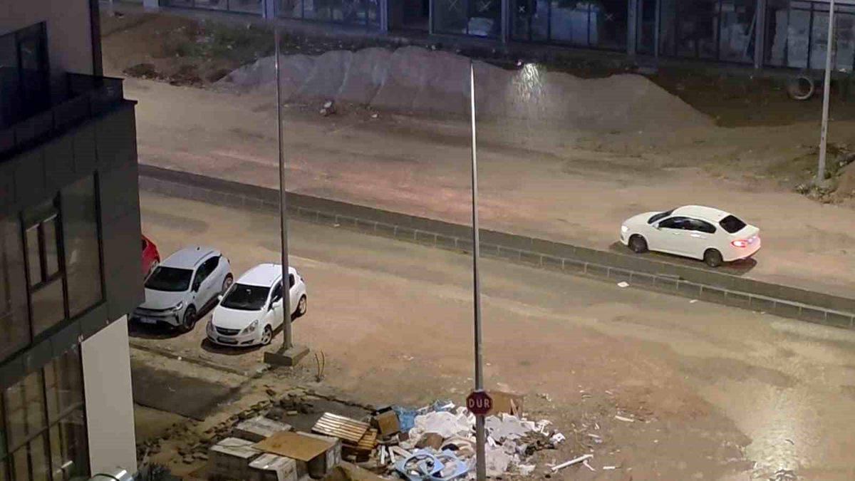 Edirne'de sağanak etkili oldu: Caddeler göle döndü