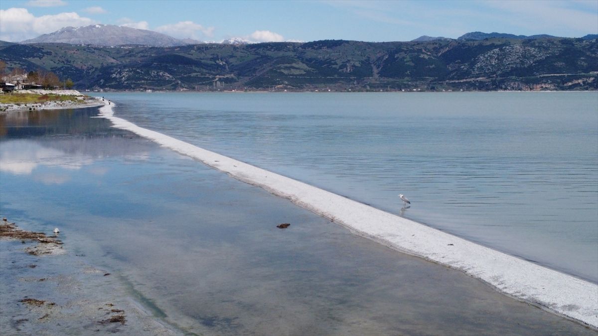 Eğirdir Gölü'nde doğal yürüyüş yolu oluştu