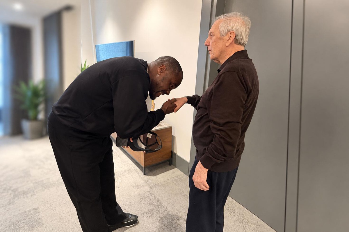 Emenike'den Aziz Yıldırım'a vefa ziyareti! Elini öpüp 