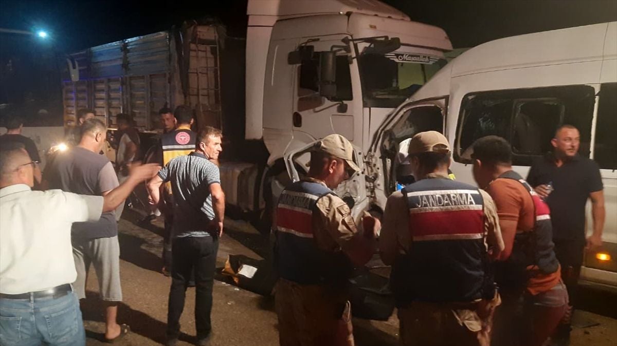 Erzin'de Servis-Tır Çarpışması: 1 Ölü, 14 Yaralı
