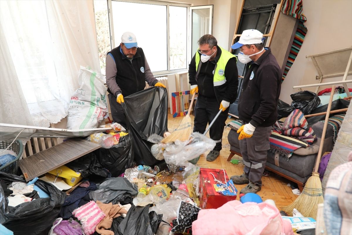 Eskişehir'de bir daireden 5 kamyon çöp çıkarıldı