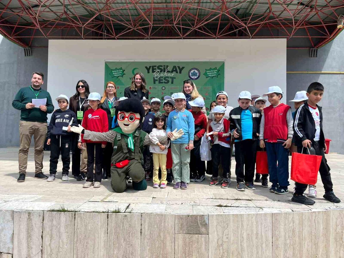 Eskişehir Vali Münir Raif Güney İlkokulu öğrenc ileri bağımlılığa karşı festivalde