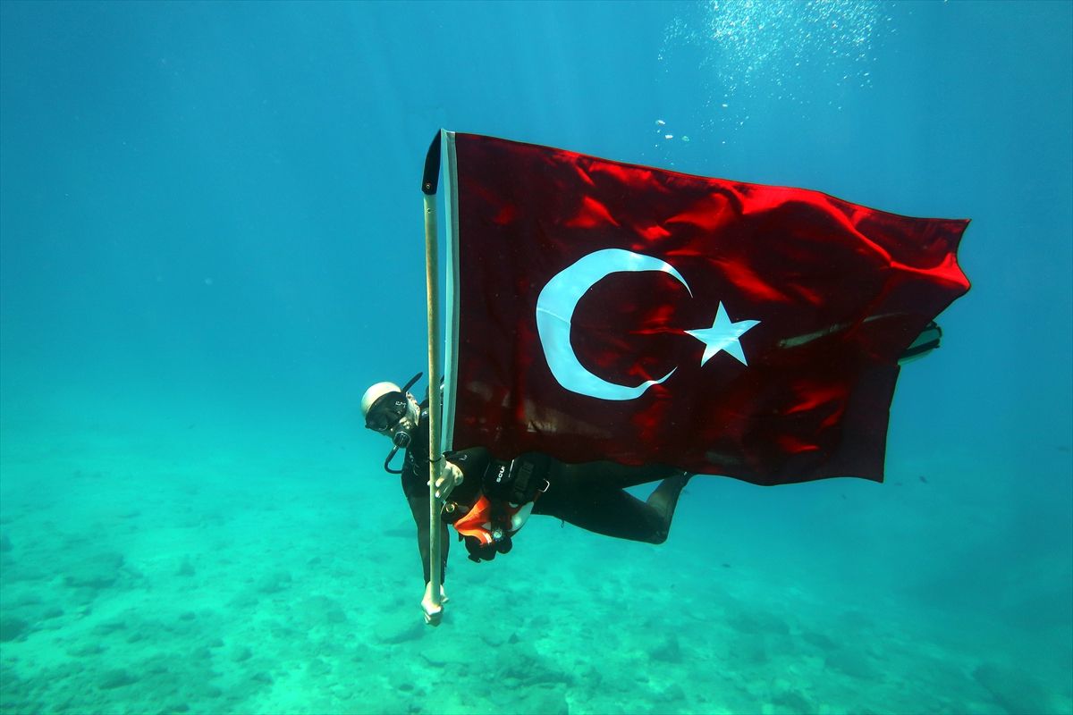 Fethiye'de Dalgıçlardan 19 Mayıs'a Deniz Altında Anlamlı Kutlama