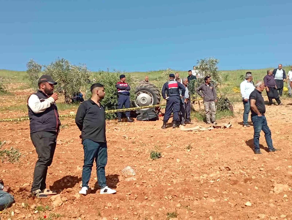Gaziantep'te devrilen traktörün sürücüsü hayatını kaybetti