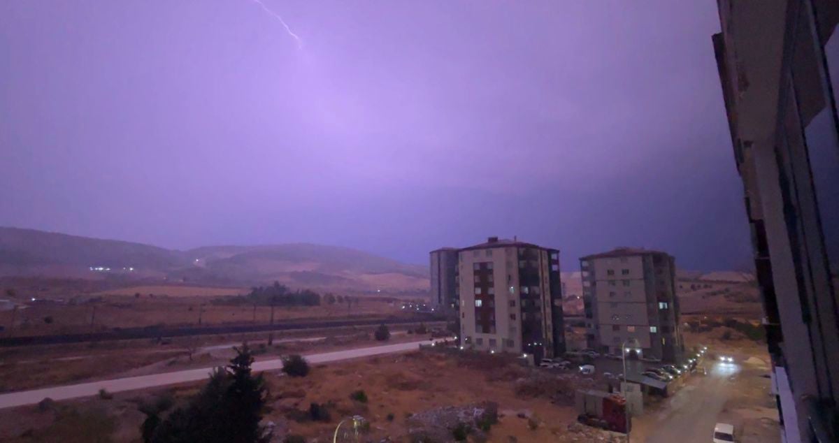 Gaziantep'te Şimşek Fırtınası Geceyi Gündüze Çevirdi