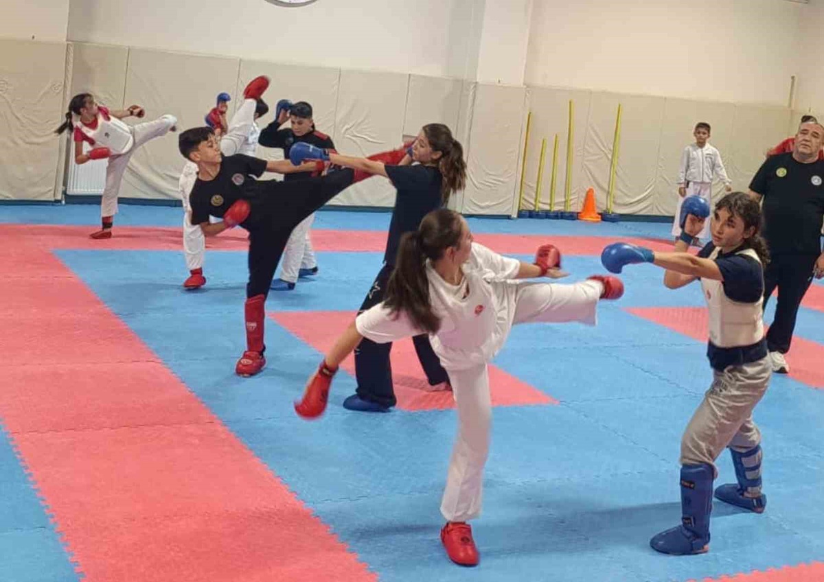 Genç sporcular haftanın 6 günü karate yapıyor