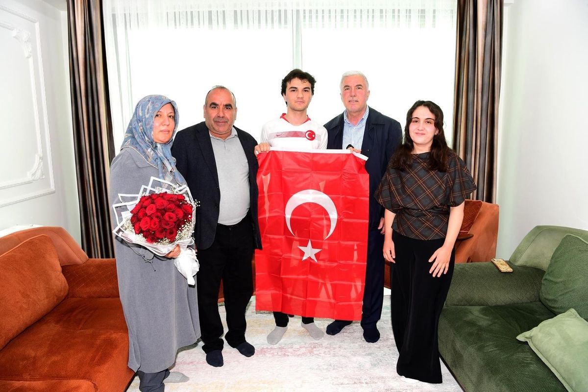Gençten CİMER'e Bayrak Başvurusu: Yıpranan Türk Bayrağı Yenilendi