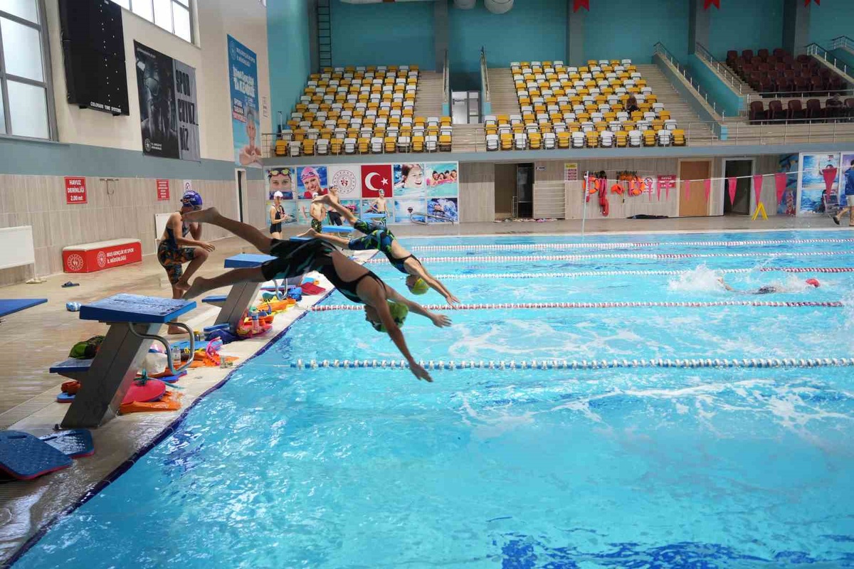 GSB Spor Okulları kapsamında Muş'ta çocuklar haftada 5 gün yüzme eğitimi alıyor
