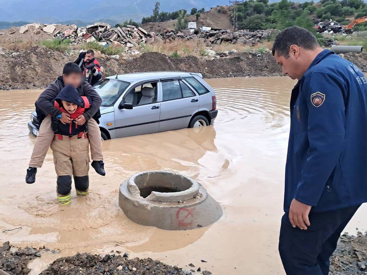 Hatay'da araçta mahsur kalan çocuk, itfaiye personelinin sırtında kurtarıldı