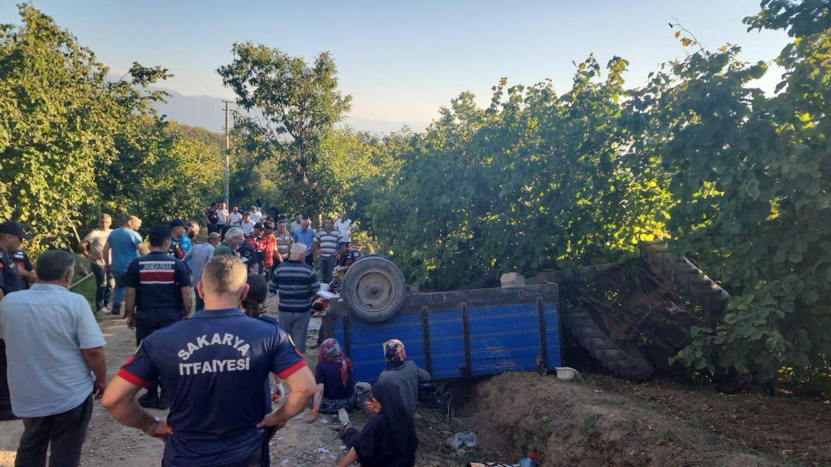 Hendek'te fındık işçilerini taşıyan traktör devrildi: 18 yaralı