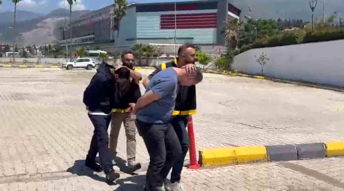 İskenderun'da hapis cezası ile aranan 2 kişi yakalandı