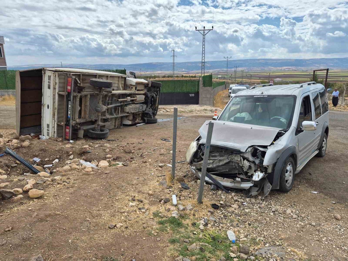İddiaya göre Gaziantep Araban'da araçlar çarpıştı, 2'si ağır 5 kişi yaralandı