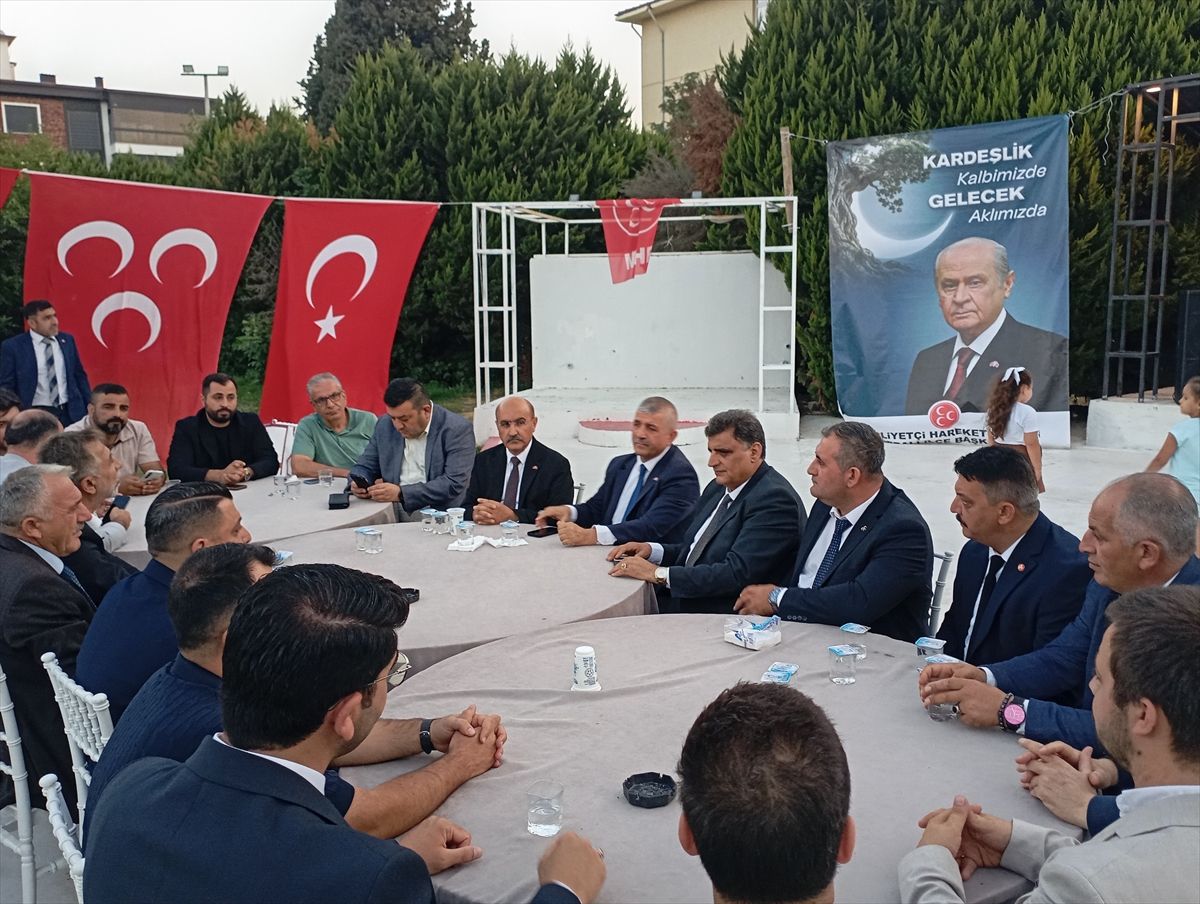 İzmir'de MHP'ye katılan 350 kişiye rozet takıldı