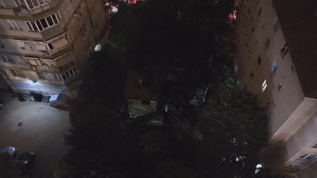 Kadıköy'de 3 katlı ahşap köşk alev alev yandı! Boş bina kullanılamaz hale geldi