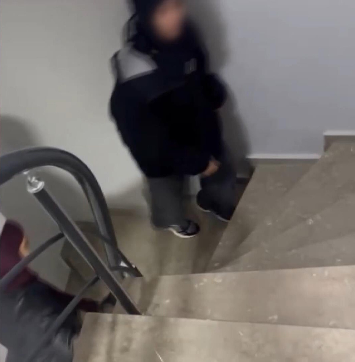 Kağıthane'de zillere basan 2 kadın, ev sahibi fark edince bodruma inip kaçtılar