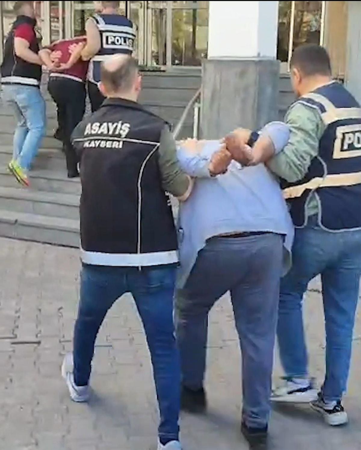 Kayseri'de 30'ar Yıl 10'ar Ay Hapis Cezası Bulunan Firari Hükümlüler Yakalandı