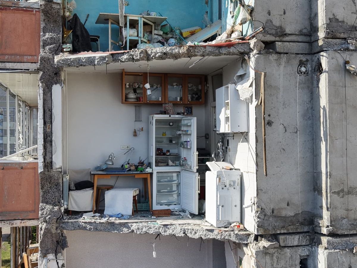 Kiev'de 24 kişinin hayatını kaybettiği binanın enkazı görüntülendi