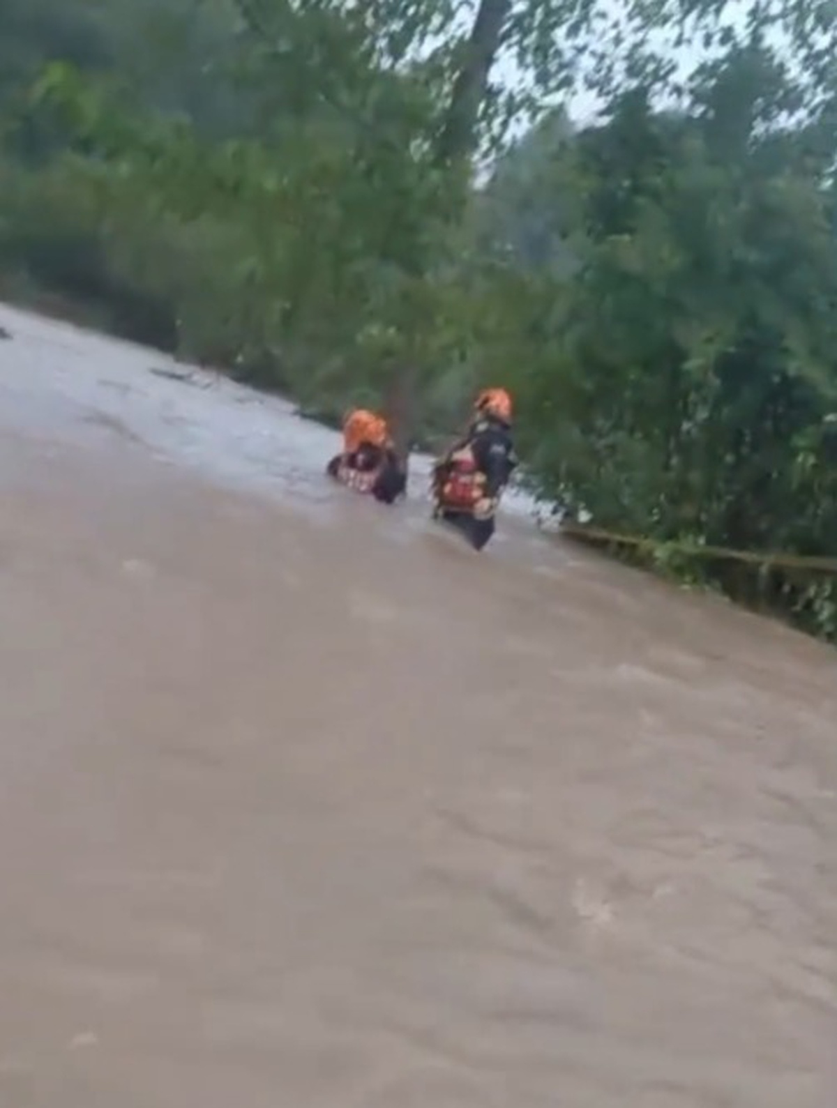 Kocaeli Gebze'de sel sularına kapılan sürücü 50 metre sürüklenip kurtarıldı