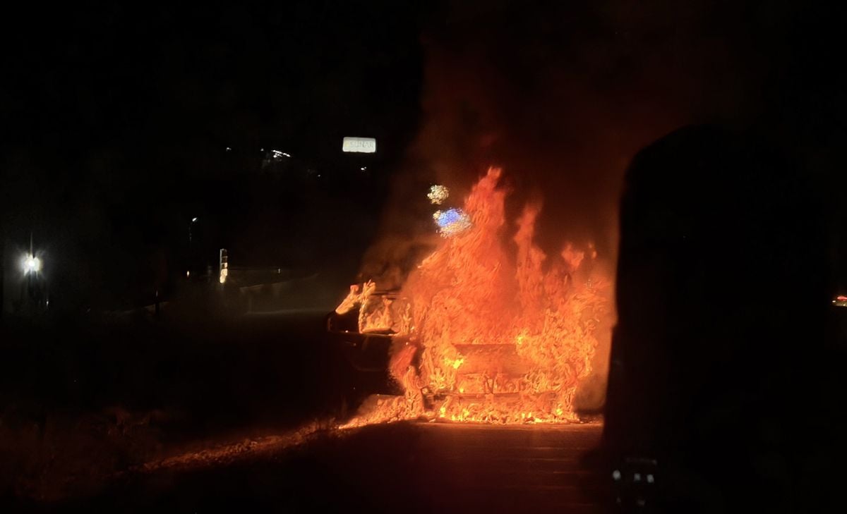 Konya'da seyir halindeyken yanan otomobil kullanılamaz hale geldi