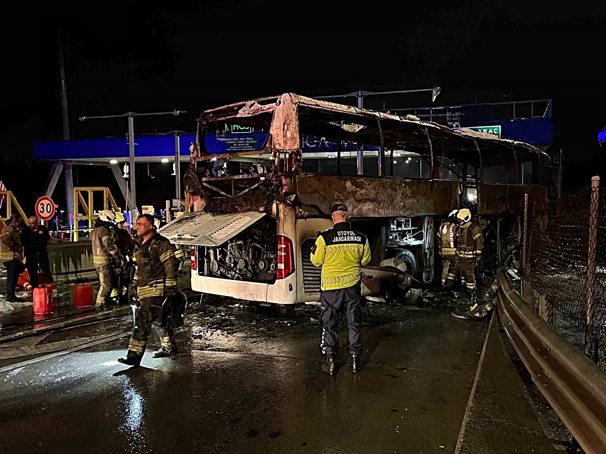 Kuzey Marmara Otoyolu’nda bariyerlere çarpan otobüs alev alev yandı