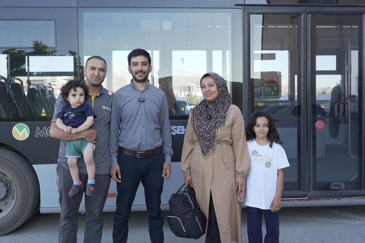 Malatya'da belediye otobüsü şoförü içinde değerli eşyalar bulunan çantayı teslim etti